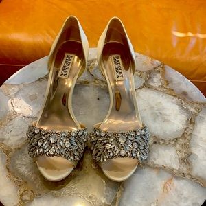 Badgley Mischka never worn heels cream beautiful!